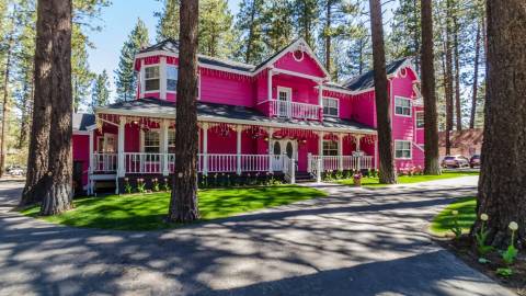 A photo of Apples Bed and Breakfast, there are neatly spaced colorful flowers and vibrant green trimmed grass.